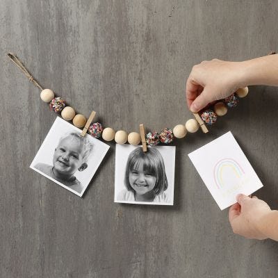 Photos sur un morceau de ficelle naturelle décorée avec des perles
