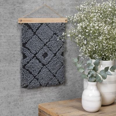 Une décoration murale faite avec un poinçon à broderie