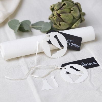 Un marque-place de mariage avec une robe et une cravate