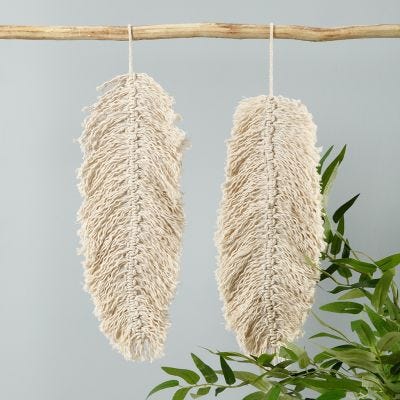 Une décoration à suspendre en macramé en forme de feuille