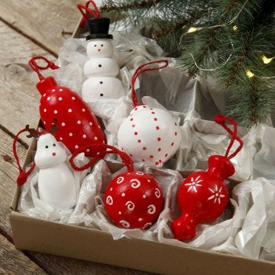 Des figurines en bois et des boules de Noël en bois à suspendre