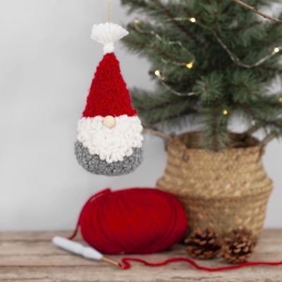 Une décoration à suspendre en forme de lutin