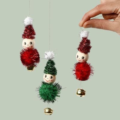 Des lutins à suspendre faits avec du fil chenille