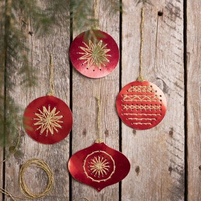 Des boules de Noël faites à partir de papier cartonné perforé