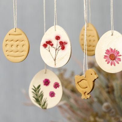 Décorations suspendues en argile auto-durcissante avec des fleurs séchées