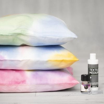 Une housse de coussin décorée d'effets aquarelle