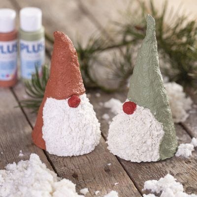 Des lutins faits avec de la pâte à papier