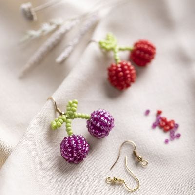 Boucles d'oreilles avec des cerises fabriquées à partir de perles de rocaille.