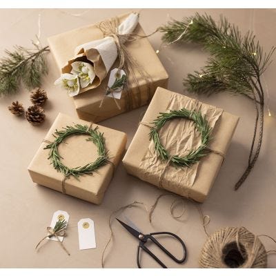 Des cadeaux avec des couronnes en papier crépon vert