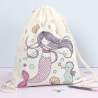 Un sac à cordons avec le dessin préimprimé d'une sirène décoré avec des feutres textile et des sequins