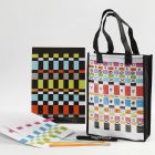 Un sac et un set de table décorés d'un tissage de papier