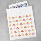 Une housse de tablette imprimée de motifs de fruits