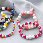 Des bracelets d'enfants décorés de perles en bois