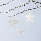 Une décoration à suspendre, brillante, en forme d'étoile, faite à partir de base collante Sticky Base et de paillettes 