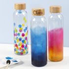Une bouteille d'eau décorée avec de la peinture pour verre