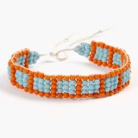 Bijoux scolaires: Un bracelet tissé sur un métier à tisser pour perles