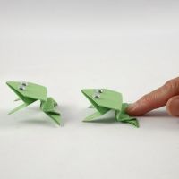 Une grenouille en origami avec des yeux loucheurs