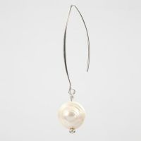 Boucle d'oreille en  métal décorée d'un perle d'eau douce