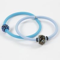 Un bracelet en silicone avec des anneaux de blocage autour d'une perle