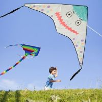 Un cerf-volant en nylon décoré avec des marqueurs pour textile