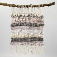 Une image tissée avec du fil de coton, de la laine et des bandes textiles