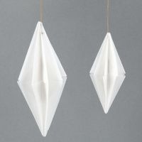 Un diamant rectangulaire en papier fait avec du papier origami Vellum de la série Vivi Gade Design