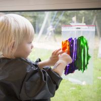 Peinture d'une image dans un sac plastique transparent