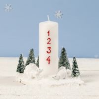 Une décoration de Noël avec une bougie, des ours polaires et des sapins de Noël miniatures