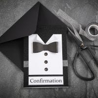 Une invitation noire/blanche avec une chemise & un noeud papillon fait avec du papier texturé et avec des boutons en pierres de strass