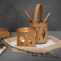 Un bougeoir et un pot de stockage décorés avec des bandes de tressage en papier imitation cuir