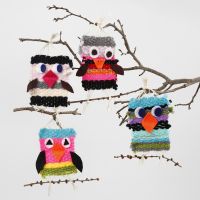 Des oiseaux tricotés avec de la laine acrylique Maxi et décorés de détails en feutre