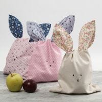 Un sac lapin fait avec du tissu patchwork