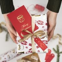 Étiquettes cadeaux de Noël décorées avec du film décoratif et des motifs de film adhésif