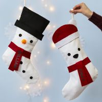 Un bas de Noël décoré en bonhomme de neige ou en ours polaire