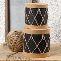 Des boîtes en papier mâché, décorées comme des tambours avec du papier imitation cuir, des anneaux en plastique et de la ficelle de chanvre