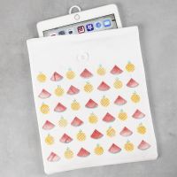 Une housse de tablette imprimée de motifs de fruits