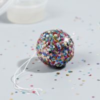 Une mini boule disco avec une base collante