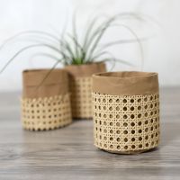 Un sac de rangement en papier imitation cuir décoré avec du rotin