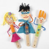 Des marionnettes de théâtre de marionnettes faites avec des ustensiles de cuisine en bambou
