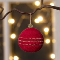 Une boule de Noël crocheté avec du fil de coton