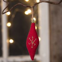 Une décoration de Noël rectangulaire à suspendre, crochetée avec du fil de coton