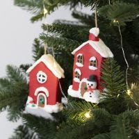 Des maisons de Noël en papier mâché, à suspendre, décorée avec de la pâte Foam Clay