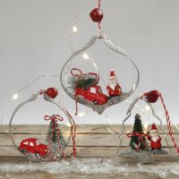 Des décorations de Noël à suspendre faites de figurines miniatures placées dans des emporte-pièces