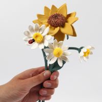 Des tournesols et des marguerites faites en pâte Silk Clay