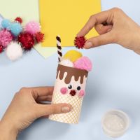 Un cornet de crème glacée fait à partir d'un tube en carton décoré avec du matériel de bricolage de base