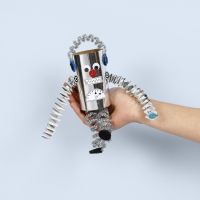 Un robot fait à partir d'un rouleau en carton