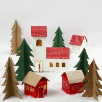 Un village de Noël en briques de lait/jus et des sapins en carton recyclé