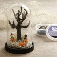 Un monde miniature d'Halloween dans une cloche en forme de dôme