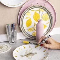 Revisitez de la vieille porcelaine avec des feutres pour verre & porcelaine