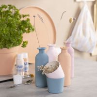 Vases, pots et plateaux recouverts de plâtre coloré